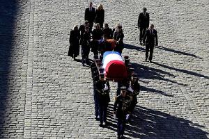 Emmanuel und Brigitte Macron begleiten hinter der Familie von Charles Aznavour seinen Sarg