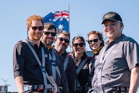 Prinz Harry (links), Australiens Premierminister (rechts) und Teilnehmer der Invictus Games 2018 auf der Sydney Harbour Bridge