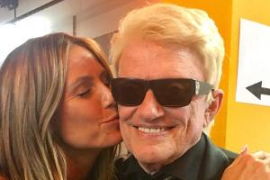 Heidi Klum gibt Heino ein Küsschen zum Dank