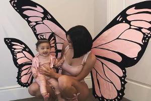 Kylie Jenner mit ihrer Tochter im Partner-Look