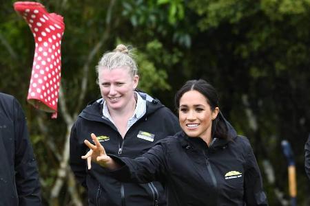 Technik schlägt rohe Kräfte: Die schwangere Herzogin Meghan hat doch glatt ihren Gatten Harry übertrumpft