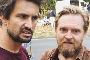 Tom Beck (l.) und Axel Stein alias Alex Schweins: Begeisterung sieht anders aus...