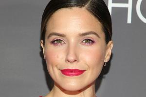 Sophia Bush hat ihr Make-up passend zu ihrem Kleid gewählt