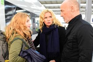 Ulla (Veronica Ferres, Mitte) und Jan (Heiner Lauterbach) bringen Tochter Julia (Paulina Rümmelein) zum Zug