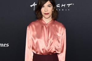 Schauspielerin Carrie Brownstein setzt auf zurückhaltendes Colour-Blocking in dunklen Rot-Tönen