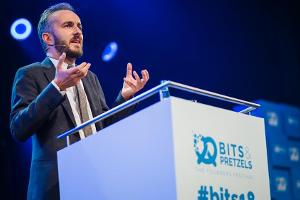 Jan Böhmermann bei seinem Auftritt bei Bits & Pretzels 2018 in München