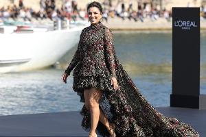 Eva Longoria schwebt für L'Oreal's Paris über den Laufsteg