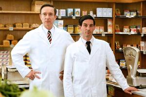 "Die Aldi-Brüder": Theo Albrecht (Arndt Klawitter, l.) und Karl Albrecht (Christoph Bach)