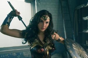Auch Amazonen der Marke Wonder Woman (Gal Gadot) können mal unpünktlich sein