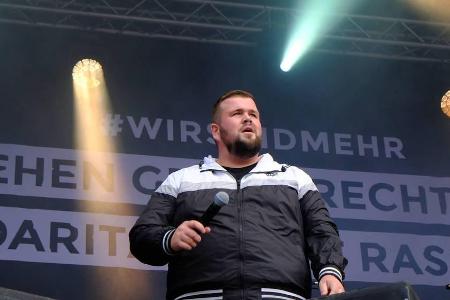 Sänger Jan Gorkow von Feine Sahne Fischfilet beim #wirsindmehr-Konzert in Chemitz