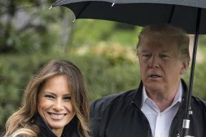 Donald Trump achtet lieber auf seine Frisur als auf seine Frau