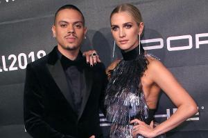 Ashlee Simpson in schwarz-silbrigem Fransenkleid an der Seite von Ehemann Evan Ross
