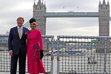 König Willem-Alexander posiert mit Ehefrau Máxima vor der Tower Bridge in London