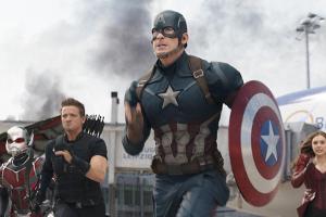 Chris Evans (M.) als Captain America in "The First Avenger: Civil War"