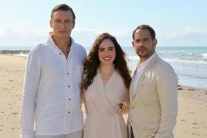 Oliver Masucci (Rolle: Richard, l.), Verena Altenberger (Rolle: Sheryl) und Moritz Bleibtreu (Rolle: Friedrich Kronberg)