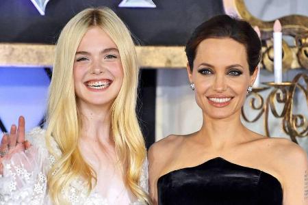 Elle Fanning (l.) schwärmt von Angelina Jolie