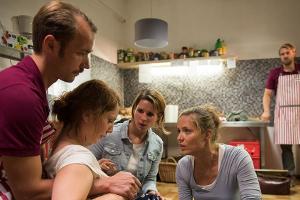 "Lena Lorenz: Eindeutig uneindeutig":  Lena Lorenz (Patricia Aulitzky, r.) kommt gerade noch rechtzeitig zur Geburt von Nina...