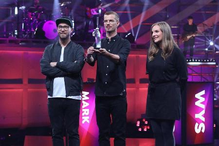 Mark Forster, (l.), Moderator Joko Winterscheidt und Judith Holofernes bei 