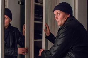 "Schwartz & Schwartz: Mein erster Mord": Andi (Devid Striesow) verschafft sich Zutritt in Dr. Jaspers Haus