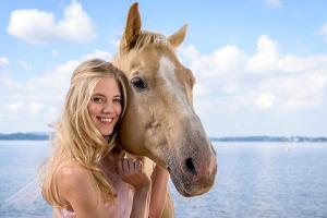 "Sturm der Liebe": Dr. Alicia Lindbergh (Larissa Marolt) mit Taifun (Filmpferd "Chrome")