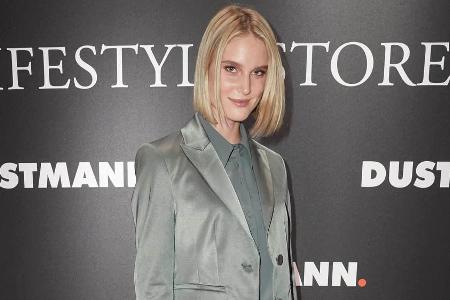 Kim Hnizdo glänzt im Anzug auf dem roten Teppich