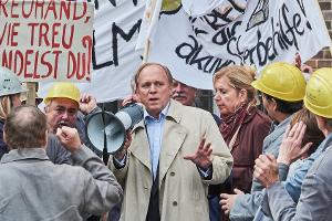 "Der Mordanschlag (1)": Dahlmann (Ulrich Tukur, M.) versucht, mit seiner Argumentation wütende Chemiewerk-Arbeiter zu beruhigen