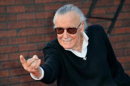 Stan Lee in der Pose seiner Superhelden-Erfindung Spider-Man