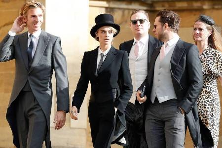 Hut, Frack, Krawatte, Stilettos: Cara Delevingne im androgynen Hochzeitsoutfit