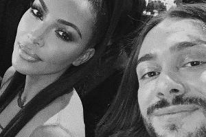 Riccardo Simonetti und Kim Kardashian posieren für ein Selfie