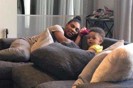 Serena Williams faulenzt mit Töchterchen Olympia auf der Couch