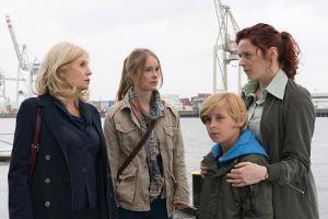 "Die Kanzlei: Kinderkram": Anwältin Isa von Brede (Sabine Postel, l.) hat den Fall von Silke Brandner (Odine Johne, 2.v.l.) ...