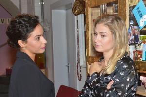 "GZSZ": Shirin (l.) spürt, dass Sophie wegen ihrer Affäre mit Jonas in der Zwickmühle steckt