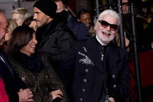 Karl Lagerfeld lächelt auch mit Zahnlücken