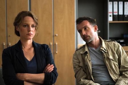 Olga Lenski (Maria Simon) und Adam Raczek (Lucas Gregorowicz) während eines Termins bei der polnischen Staatsanwaltschaft