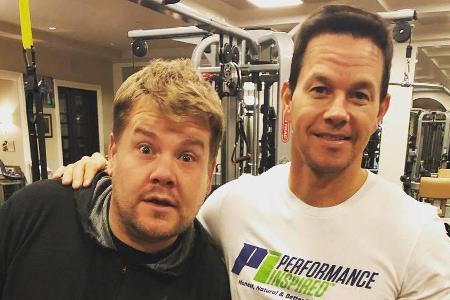 James Corden (links) staunt nicht schlecht: Hollywood-Star Mark Wahlberg ist ganz schön trainiert