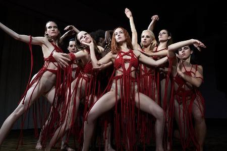 Die junge Amerikanerin Susie Bannion (Dakota Johnson, Mitte) kommt 1977 zum renommierten Markos Tanzensemble nach Berlin.