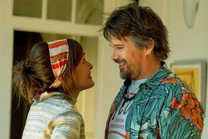 Annie (Rose Byrne) findet Gefallen an Tucker Crowe (Ethan Hawke)