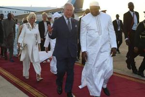 Prinz Charles und Camilla kommen in Gambia an.