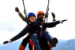 "Team Alpin: Endlich wieder wir": Tobias Brand (David Rott, l.) und Rupert Dobner (Daniel Gawlowski) gleiten durch die Lüfte