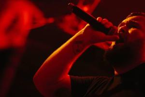 Feine-Sahne-Fischfilet-Frontman Jan "Monchi" Gorkow heizt den Fans ein