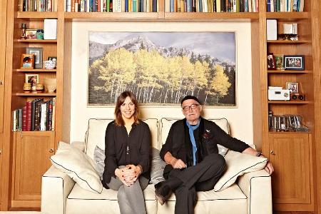 Die Produzenten Hans W. Geißendörfer und seine Tochter, Hana Geißendörfer, in der Kulisse der 