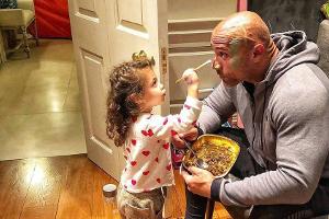 Tochter Jasmine darf sich an Dwayne "The Rock" Johnson künstlerisch austoben