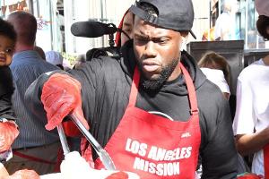 Kevin Hart half am Tag vor Thanksgiving bei der Essensausgabe an Bedürftige