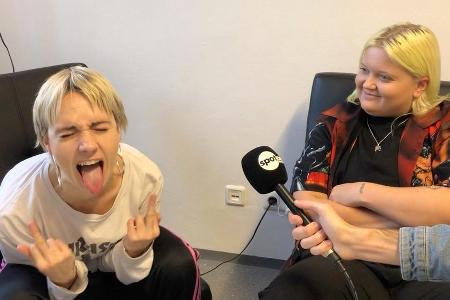 MØ und Alma hatten beim Interview sichtlich Spaß