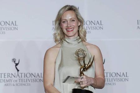 Schauspielerin Anna Schudt mit ihrem International Emmy Award