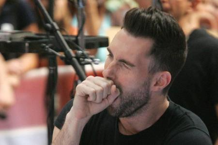 Ob Adam Levine, Sänger der Band Maroon 5, wohl schlecht geschlafen hat?
