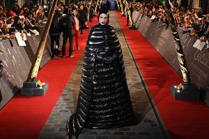 Ezra Miller erschien in einem eigenwilligen Look bei der Paris-Premiere von "Phantastische Tierwesen: Grindelwalds Verbrechen"