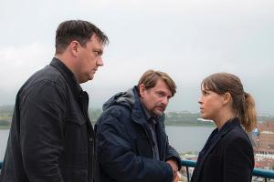 Bukow (Charly Hübner, l.) und Katrin König (Anneke Kim Sarnau) nehmen Guido Wachs (Peter Trabner) in die Zange