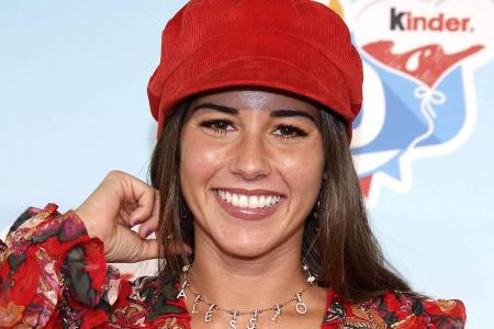 Sarah Lombardi probiert sich im Eislaufen