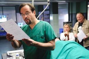 "Tatort: Herrenabend": Hat Professor Boerne (Jan Josef Liefers) wirklich einen falschen Totenschein ausgestellt?